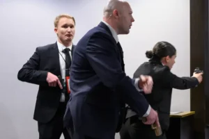 אנשי ביטחון במהלך אירוע הירי, 25 באפריל 2026