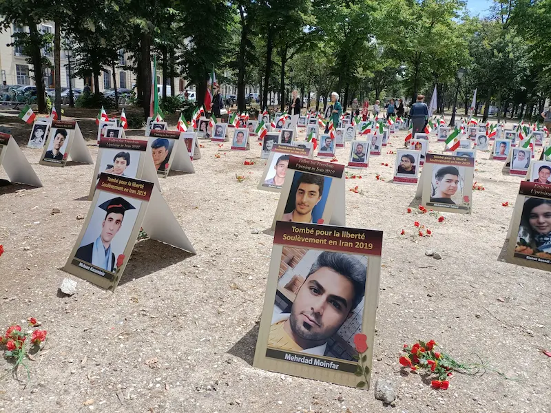 תמונותיהם של איראנים הרוגים מוצגות בפריז כמחאה על ההוצאות להורג באיראן, 8 ביולי 2025