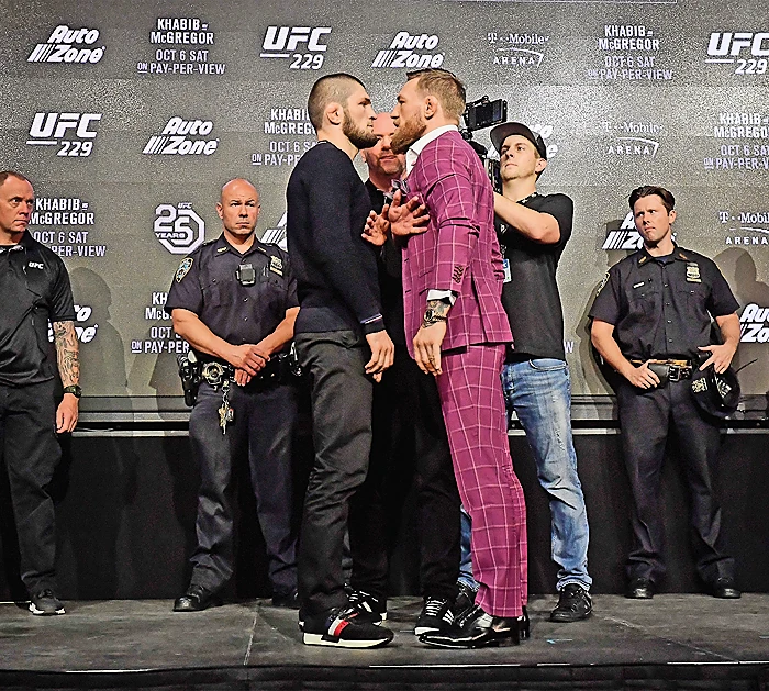 קונור מקגרגור (מימין מקדימה) וחביב נורמגומדוב במסיבת עיתונאים שנערכה בניו יורק כשבועיים לפני הקרב