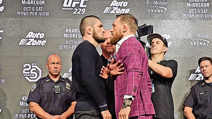 קונור מקגרגור (מימין מקדימה) וחביב נורמגומדוב במסיבת עיתונאים שנערכה בניו יורק כשבועיים לפני הקרב