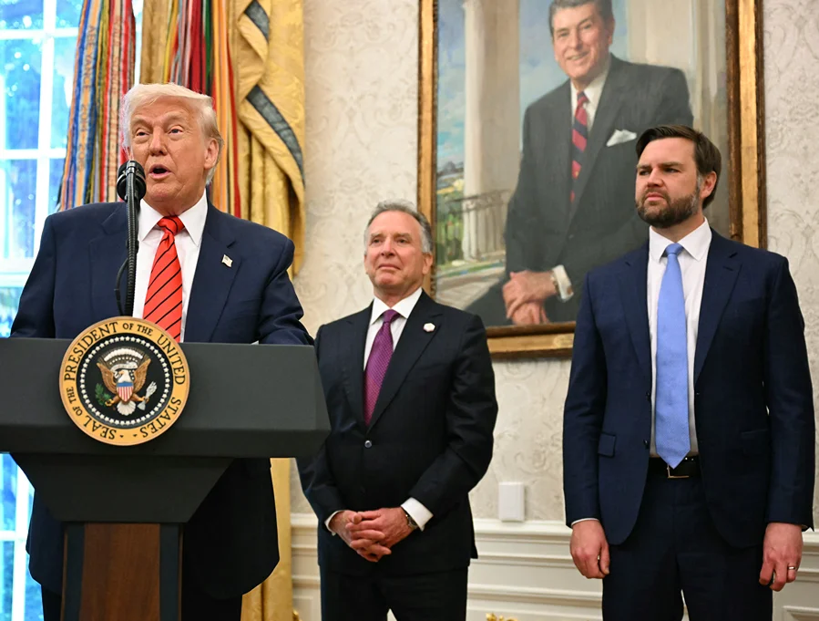 נשיא ארה״ב דונלד טראמפ, סגן נשיא ארה״ב ג'יי. די. ואנס, והשליח לענייני המזרח התיכון סטיב ויטקוף