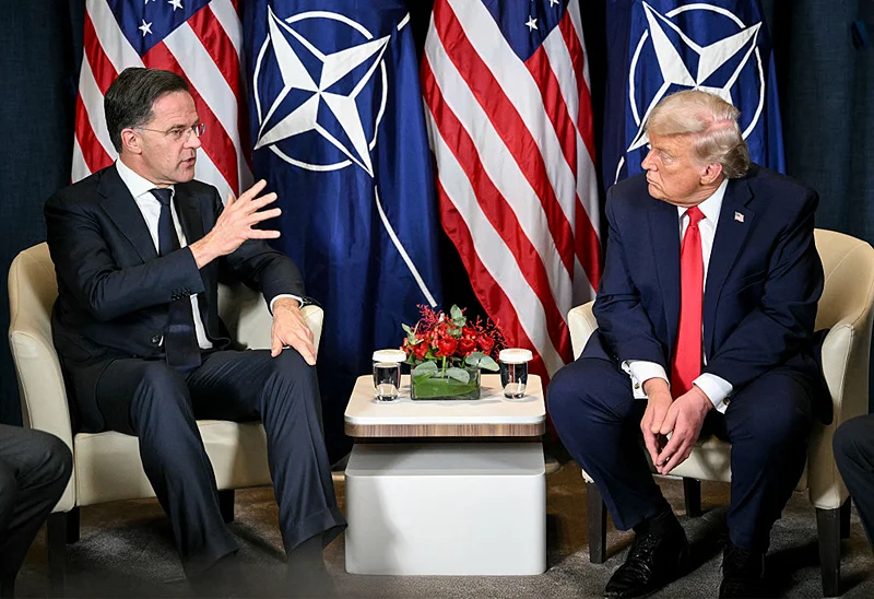 נשיא ארה"ב, דונלד טראמפ, ומזכ"ל נאט"ו, מארק רוטה, במהלך פגישה בפורום הכלכלי העולמי בדאבוס, 21 בינואר 2026