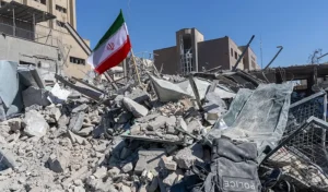 דגל איראן בין הריסות בטהראן, 3 במרץ 2026