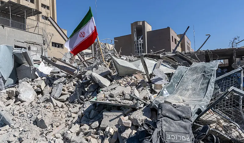 דגל איראן בין הריסות בטהראן, 3 במרץ 2026