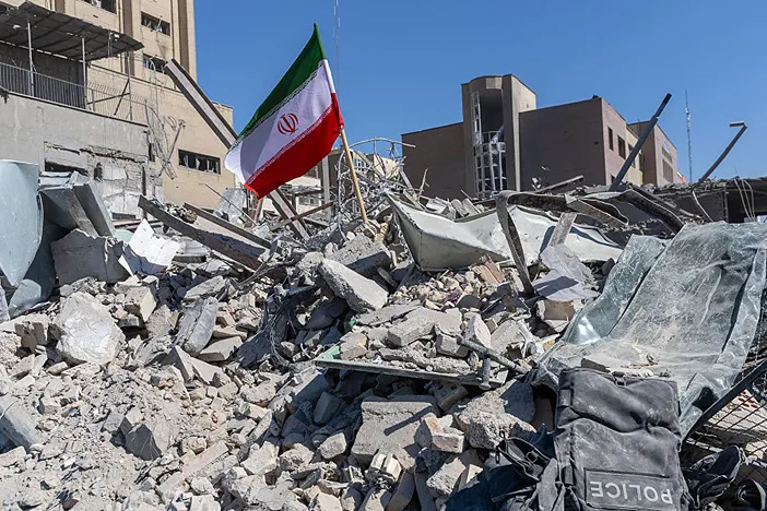 דגל איראן בין הריסות בטהראן, 3 במרץ 2026