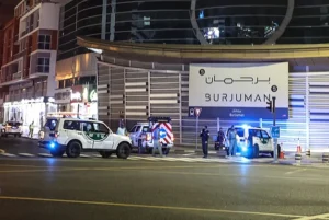 משטרת האמירויות לצד שגרירות ארה"ב בדובאי, 3 במרץ 2026