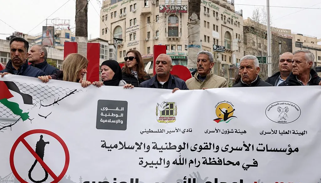 פלסטינים מפגינים ברמאללה נגד חוק עונש מוות למחבלים, 1 באפריל 2026