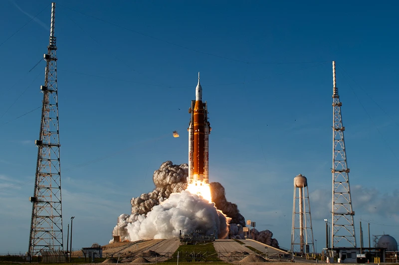 רקטת ה-SLS ממריאה ממרכז החלל קנדי בפלורידה, 1 באפריל 2026