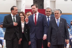 סגן נשיא ארה"ב, ג'יי די ואנס, מפקד הצבא הפקיסטני, אסים מוניר, ושר החוץ הפקיסטני, אסחאק דר, 11 באפריל 2026