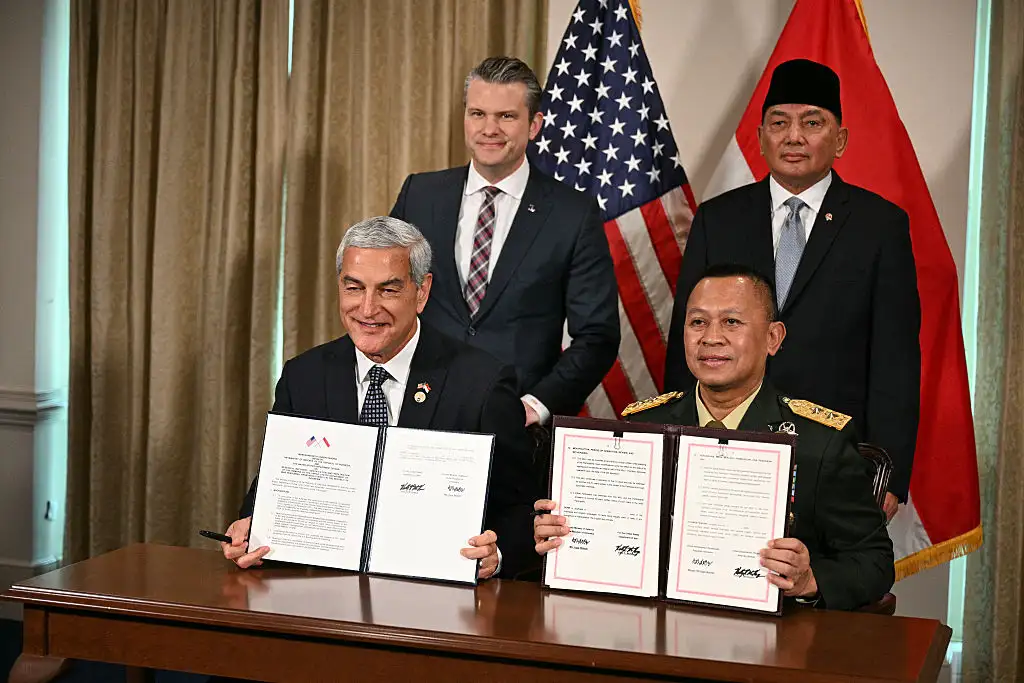 טקס החתימה על ההסכם בפנטגון בוושינגטון, 13 באפריל 2026