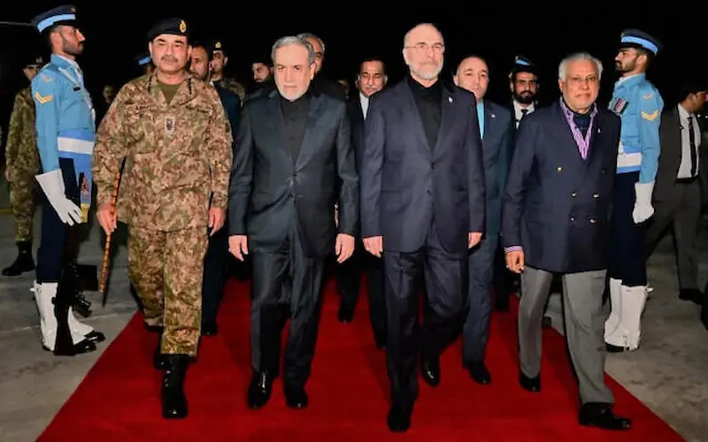 יו"ר הפרלמנט האיראני, מוחמד באקר קאליבף, ושר החוץ האיראני, עבאס עראקצ'י, עם הגעתם לשיחות המשא ומתן בפקיסטן, 11 באפריל 2026