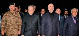 יו"ר הפרלמנט האיראני, מוחמד באקר קאליבף, ושר החוץ האיראני, עבאס עראקצ'י, עם הגעתם לשיחות המשא ומתן בפקיסטן, 11 באפריל 2026