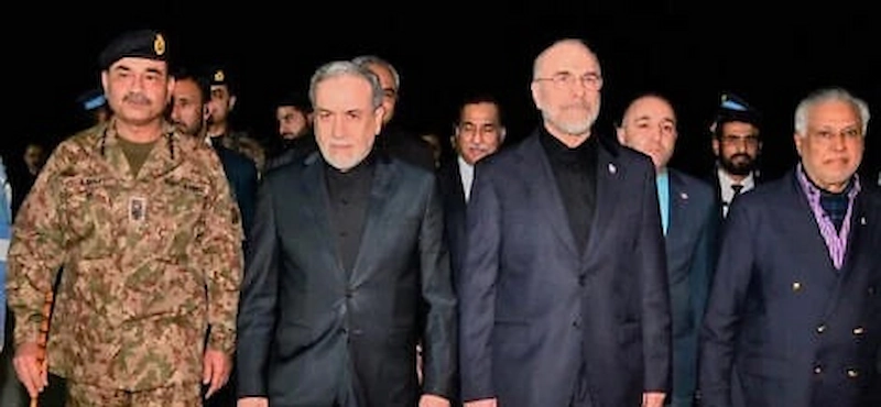 יו"ר הפרלמנט האיראני, מוחמד באקר קאליבף, ושר החוץ האיראני, עבאס עראקצ'י, עם הגעתם לשיחות המשא ומתן בפקיסטן, 11 באפריל 2026