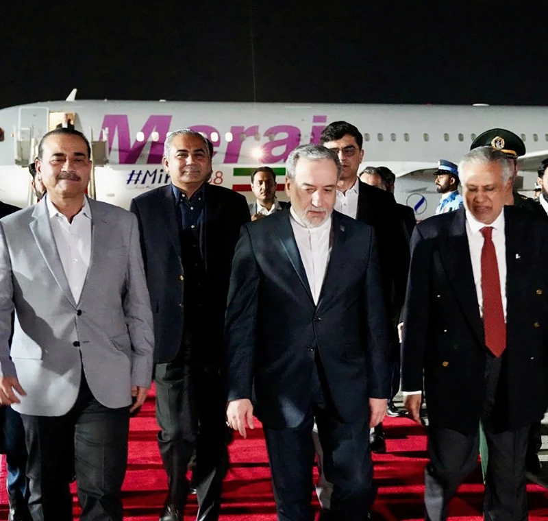 מפקד הצבא הפקיסטני, פילדמרשל עאסם מוניר, ושר החוץ האיראני, עבאס עראקצ'י, 25 באפריל 2026