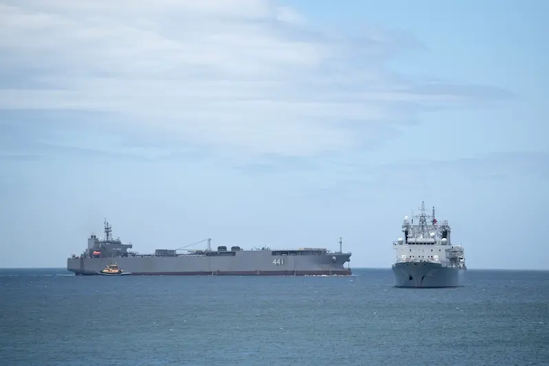 ספינת חיל הים האיראני לצד ספינת אספקה סינית, 8 בינואר 2026