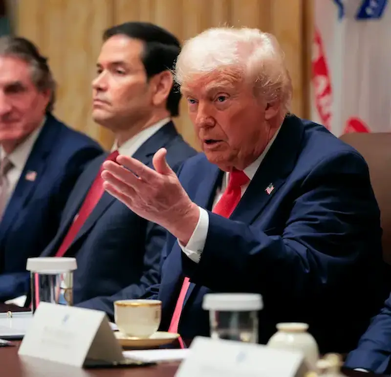 נשיא ארה"ב, דונלד טראמפ, ומזכיר המדינה, מרקו רוביו, בישיבת קבינט בבית הלבן, 2 בדצמבר 2025