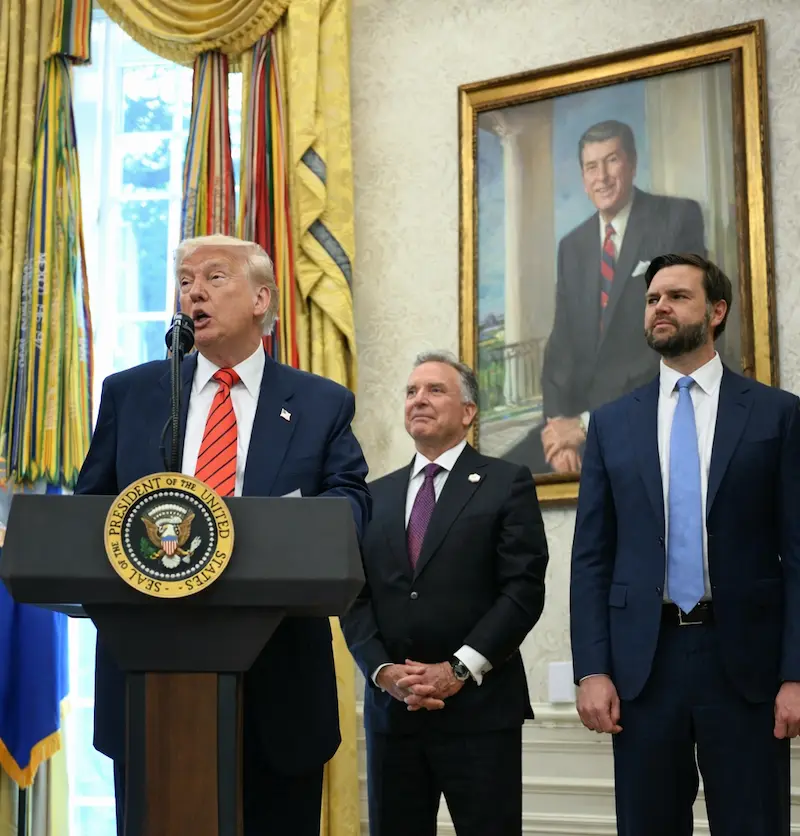 נשיא ארה"ב, דונלד טראמפ, סגן הנשיא, ג'יי די ואנס, והשליח למזרח התיכון סטיב ויטקוף, 6 במאי 2025