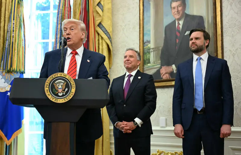 נשיא ארה"ב, דונלד טראמפ, סגן הנשיא, ג'יי די ואנס, והשליח למזרח התיכון סטיב ויטקוף, 6 במאי 2025