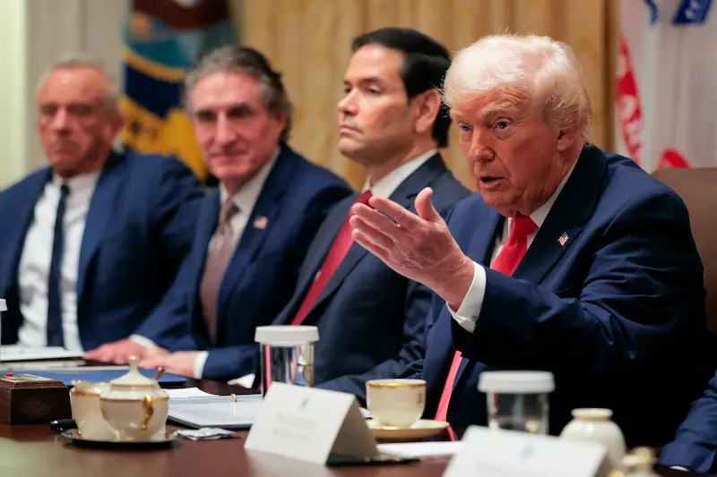 נשיא ארה"ב, דונלד טראמפ, ומזכיר המדינה, מרקו רוביו, בישיבת קבינט בבית הלבן, 2 בדצמבר 2025