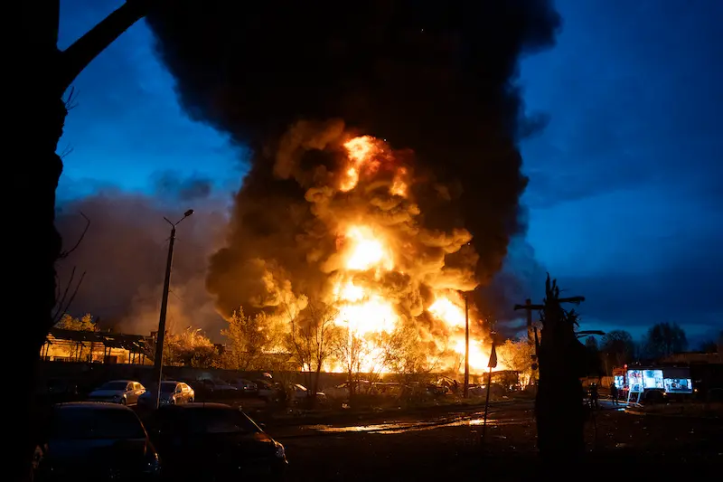 שריפה בקייב בעקבות המתקפה הרוסית הלילה, 16 באפריל 2026