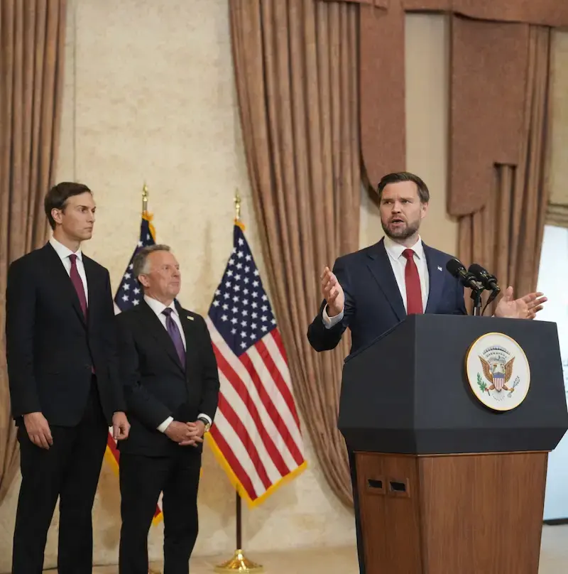 סגן נשיא ארה"ב, ג'יי די ואנס, והשליחים סטיב ויטקוף וג'ארד קושניר, במסיבת עיתונאים לאחר סבב המשא ומתן באיראן, 12 באפריל 2026