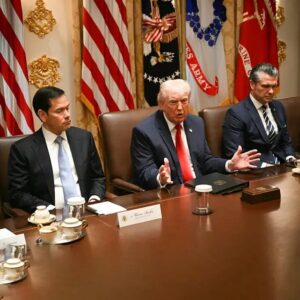 נשיא ארה"ב, דונלד טראמפ, לצד מזכיר המדינה, מרקו רוביו, ושר ההגנה, פיט הגסת', במהלך ישיבת קבינט בבית הלבן בוושינגטון, 26 במרץ 2026