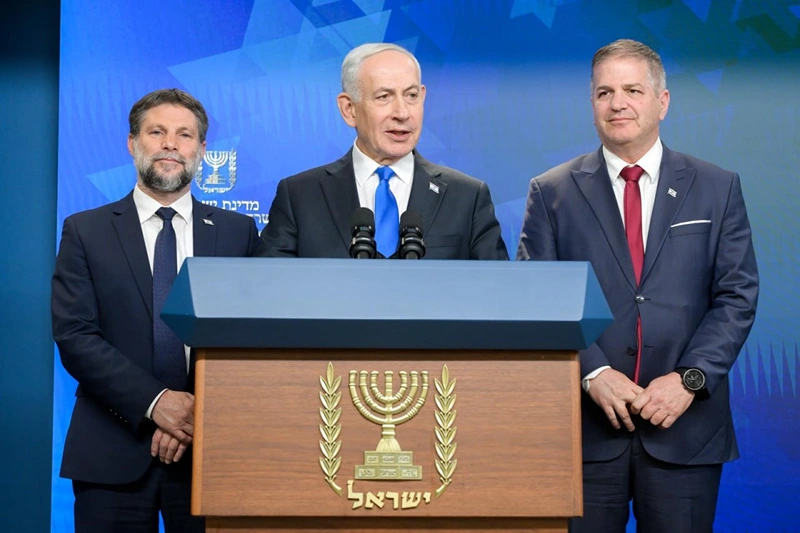 ראש הממשלה, בנימין נתניהו, שר החינוך, יואב קיש, ושר האוצר, בצלאל סמוטריץ', במהלך מסיבת העיתונאים היום