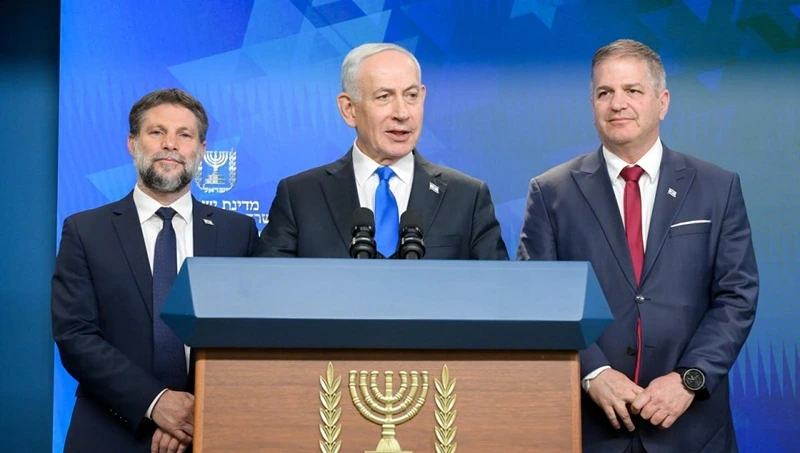 ראש הממשלה, בנימין נתניהו, שר החינוך, יואב קיש, ושר האוצר, בצלאל סמוטריץ', במהלך מסיבת העיתונאים היום