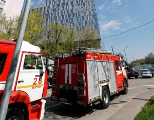 אמבולנסים רוסיים בסמוך לבניין שנפגע במוסקבה היום