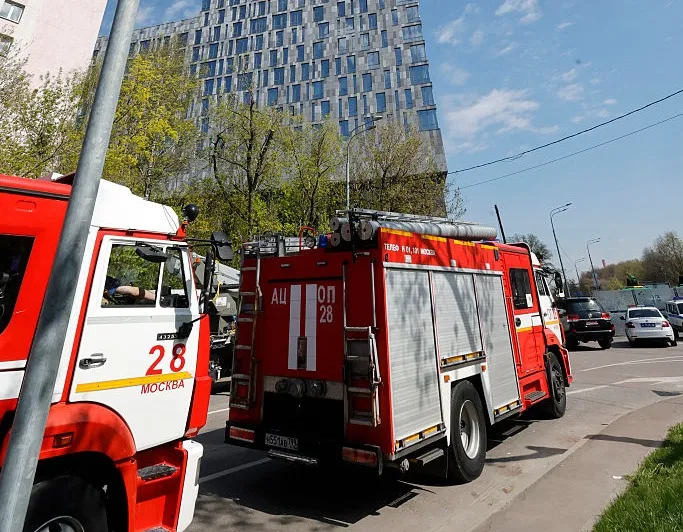 אמבולנסים רוסיים בסמוך לבניין שנפגע במוסקבה היום