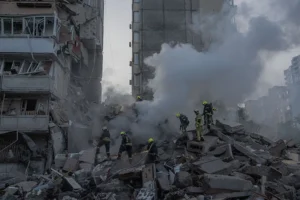 כוחות הצלה בבניין מגורים שנפגע בתקיפה הרוסית על קייב היום