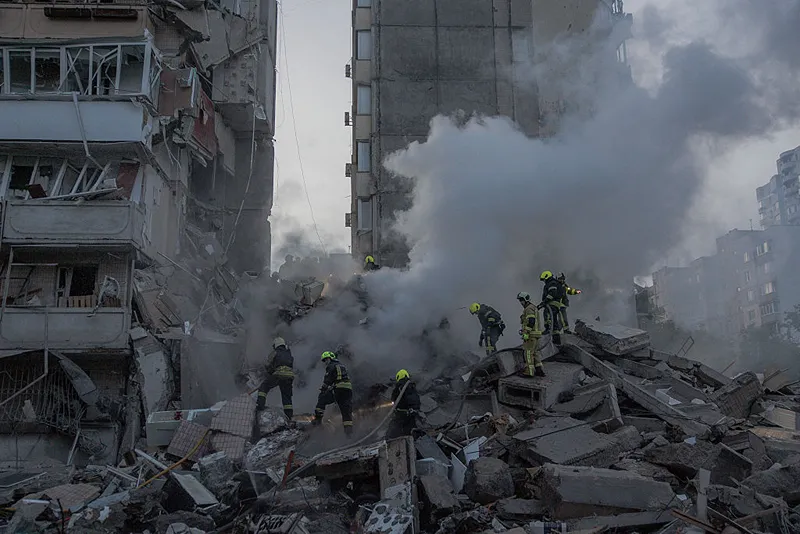 כוחות הצלה בבניין מגורים שנפגע בתקיפה הרוסית על קייב היום
