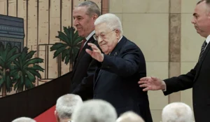 יו"ר הרש"פ, מחמוד עבאס, וחוסיין א-שיח', סגנו של עבאס, בדרכם לוועידה השמינית של פת"ח ברמאללה, 14 במאי 2026