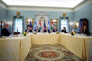 מזכיר המדינה האמריקני, מרקו רוביו, שגריר ישראל בארה"ב, יחיאל לייטר, ושגרירת לבנון בארה"ב, נאדה חמדה מועווד, במהלך שיחות בין ישראל ללבנון, 14 באפריל 2026