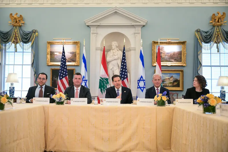 מזכיר המדינה האמריקני, מרקו רוביו, עם שגרירי ישראל ולבנון בסבב השיחות הקודם בוושינגטון, 14 באפריל 2026