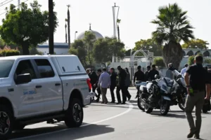 ראש עיריית סן דייגו, טוד גלוריה, ואנשי משטרה בזירת הירי בסן דייגו, 18 במאי 2026