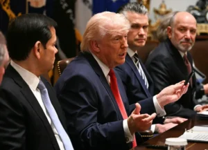 נשיא ארה"ב, דונלד טראמפ, מזכיר ההגנה, פיט הגסת', ומזכיר המדינה, מרקו רוביו, 26 במרץ 2026