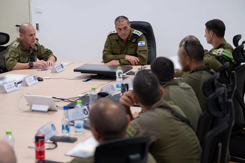 הרמטכ"ל, רא"ל אייל זמיר, ומפקדי האוגדות והחטיבות בפיקוד צפון במהלך הפגישה היום