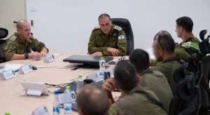 הרמטכ"ל, רא"ל אייל זמיר, ומפקדי האוגדות והחטיבות בפיקוד צפון במהלך הפגישה היום