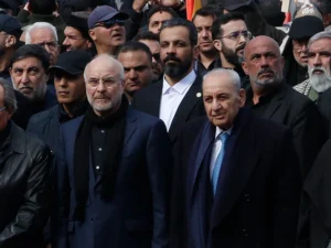 יו”ר הפרלמנט הלבנוני, נביה ברי, ויו”ר הפרלמנט האיראני, מוחמד באקר קאליבאף, במהלך הלווייתו של מזכ”ל חיזבאללה שחוסל, חסן נסראללה, 23 בפברואר 2025