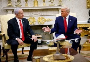 נשיא ארה״ב דונלד טראמפ וראש הממשלה בנימין נתניהו בפגישתם בבית הלבן, 7 באפריל 2025