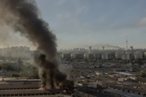 עשן מיתמר מעל אתרי פגיעה בקייב בעקבות מתקפה רוסית, 2 ביוני 2026