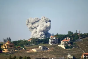 עשן מיתמר מעל מטרה שהותקפה בידי חיל האוויר בנבטיה בדרום לבנון, 20 ביוני 2026