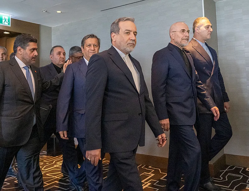 שר החוץ של איראן, עבאס עראקצ'י, יו"ר הפרלמנט האיראני, מוחמד באקר קאליבף, בדרכם לסבב שיחות עם נציגי ארה"ב בשוויץ, 21 ביוני 2026