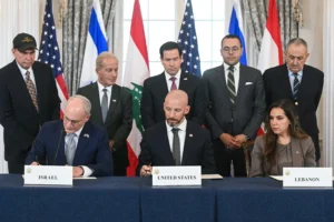שגרירת לבנון בארה"ב, נאדה חמאדה, ושגריר ישראל בארה"ב, יחיאל לייטר, בעת חתימת ההסכם בוושינגטון, במעמד מזכיר המדינה האמריקני, מרקו רוביו, 26 ביוני 2026