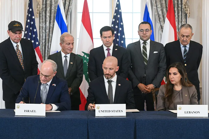 שגרירת לבנון בארה"ב, נאדה חמאדה, ושגריר ישראל בארה"ב, יחיאל לייטר, בעת חתימת ההסכם בוושינגטון, במעמד מזכיר המדינה האמריקני, מרקו רוביו, 26 ביוני 2026