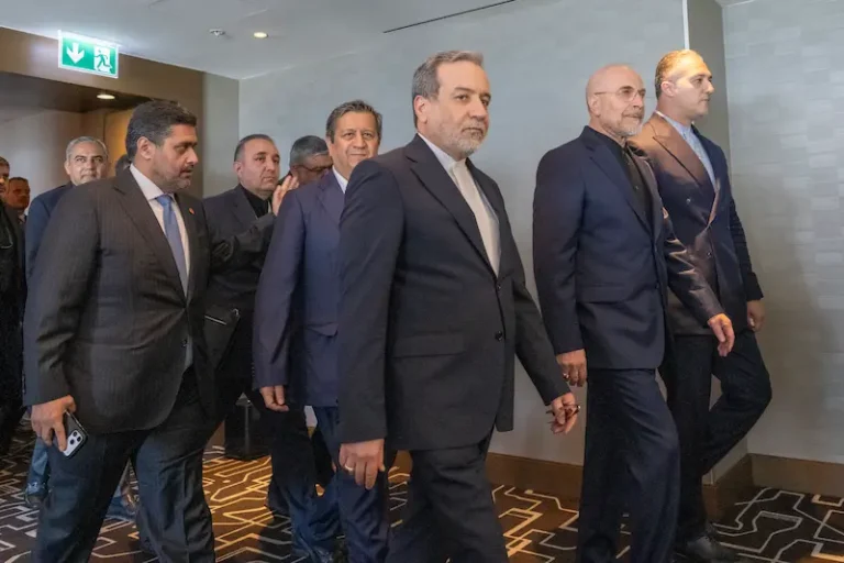 שר החוץ האיראני, עבאס עראקצ'י, יו"ר הפרלמנט, מוחמד באקר קאליבף, וחברי המשלחת האיראנית לשיחות עם ארה"ב, 21 ביוני 2026