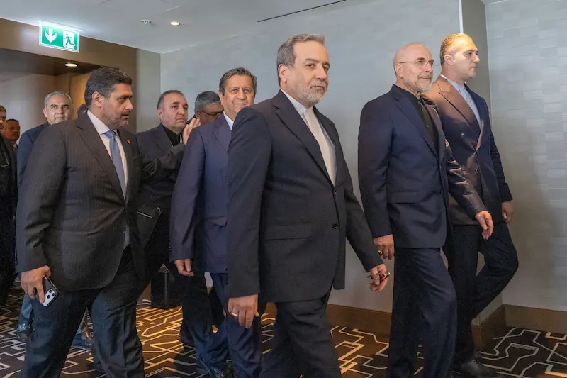שר החוץ האיראני, עבאס עראקצ'י, יו"ר הפרלמנט, מוחמד באקר קאליבף, וחברי המשלחת האיראנית לשיחות עם ארה"ב, 21 ביוני 2026