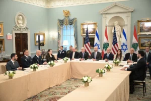 שגריר ישראל בארה"ב, יחיאל לייטר, ראש הסגל של מחלקת המדינה, דניאל הולר, שגריר ארה"ב בלבנון, מישל עיסא, ושגרירת לבנון בארה"ב, נאדה חמאדה, בפגישה בין משלחות ישראל ולבנון בוושינגטון, 3 ביוני 2026