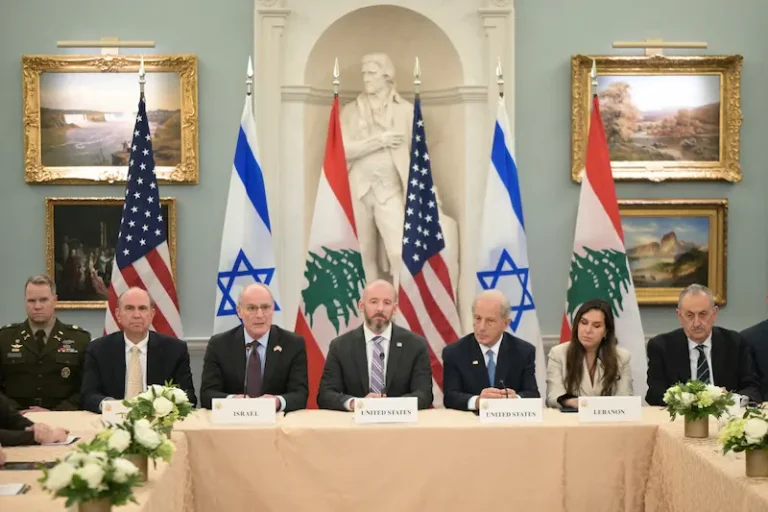 שגריר ישראל בארה"ב, יחיאל לייטר, ראש הסגל של מחלקת המדינה, דניאל הולר, שגריר ארה"ב בלבנון, מישל עיסא, ושגרירת לבנון בארה"ב, נאדה חמאדה, בפגישה בין נציגי ישראל ולבנון בוושינגטון, 3 ביוני 2026